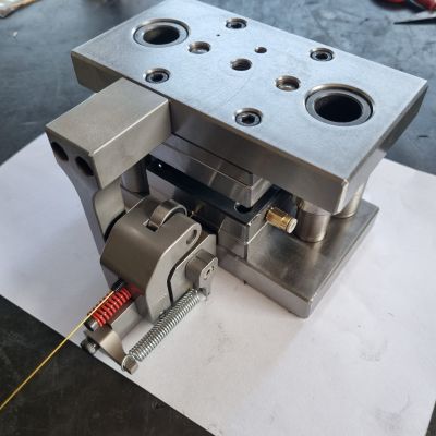 trancia automatica per perni orecchini fresati